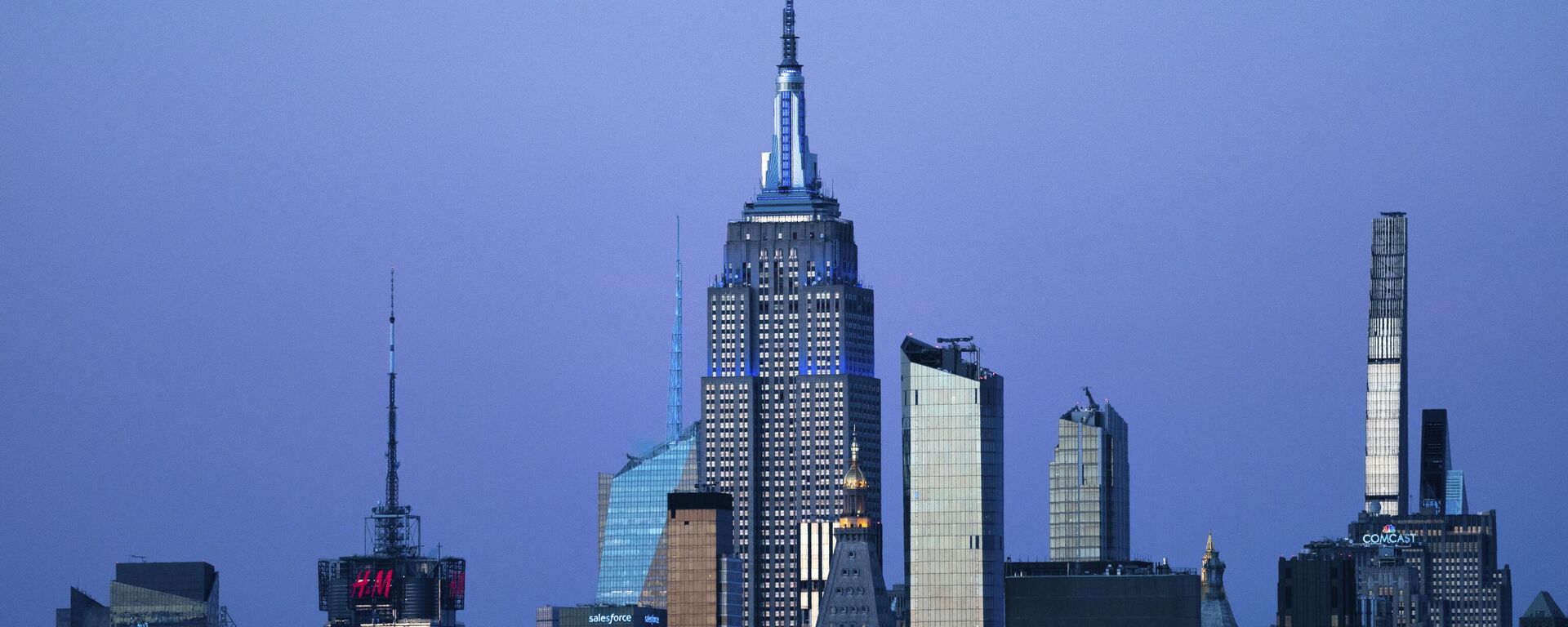 The Empire State Building glows blue during dusk, Monday, Nov. 14, 2022, in New York.  - Sputnik Africa, 1920, 07.06.2023