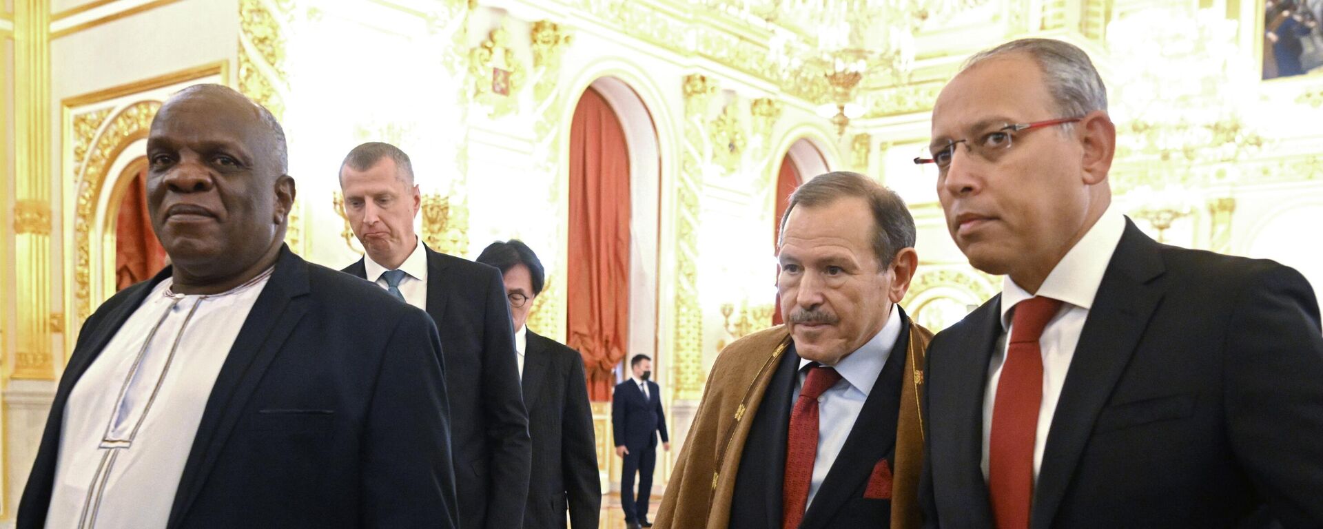 Moses Kawaaluuko Kizige (Republic of Uganda), Smail Benamara (People's Democratic Republic of Algeria) and Nazih Ali Bahaeldin Elnaggari (Arab Republic of Egypt) (from left to right) after the ceremony of presenting credentials to Russian President Vladimir Putin by Ambassadors Extraordinary and Plenipotentiary of Foreign States in the Alexander Hall of the Bolshoi Kremlin palace. - Sputnik Africa, 1920, 07.06.2023