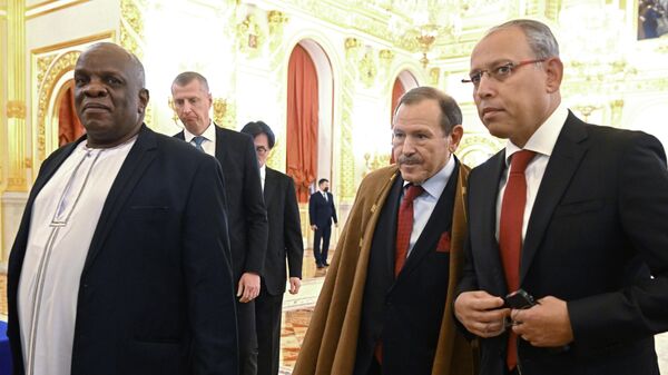 Moses Kawaaluuko Kizige (Republic of Uganda), Smail Benamara (People's Democratic Republic of Algeria) and Nazih Ali Bahaeldin Elnaggari (Arab Republic of Egypt) (from left to right) after the ceremony of presenting credentials to Russian President Vladimir Putin by Ambassadors Extraordinary and Plenipotentiary of Foreign States in the Alexander Hall of the Bolshoi Kremlin palace. - Sputnik Afrique