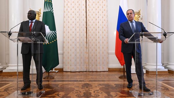 Russian Foreign Minister Sergey Lavrov (right) and Ambassador of the Republic of Cameroon to Russia Mahamat Paba Sale at a reception of heads of diplomatic missions of African states in Moscow on the occasion of Africa Day.  - Sputnik Africa