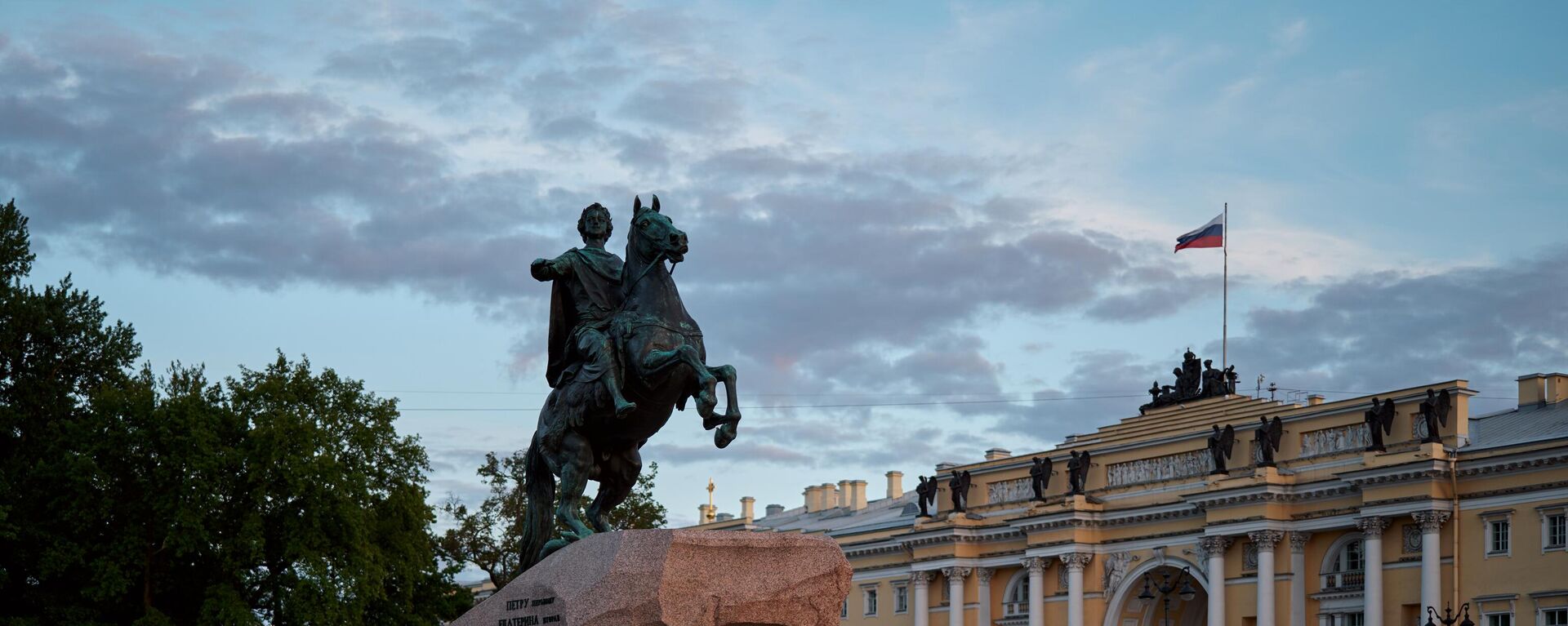 People walk past the Bronze Horseman monument to the first Russian Emperor Peter the Great on Senate Square during the White Nights in St. Petersburg. - Sputnik Africa, 1920, 07.06.2023