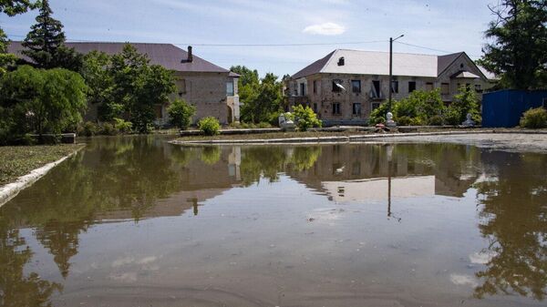 Novaya Kakhovka street flooded after the destruction of the Kakhovka hydroelectric power station. - Sputnik Africa