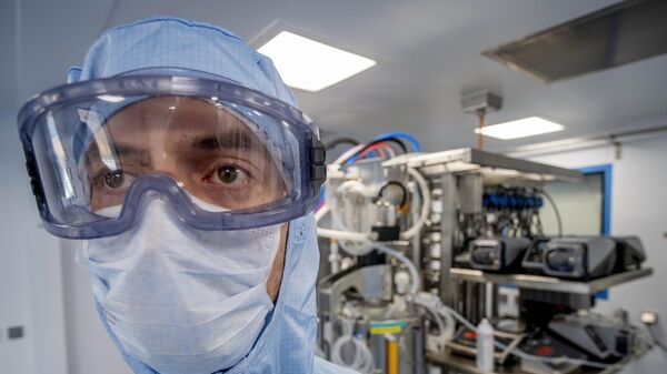A laboratory worker simulates the workflow in a cleanroom of the BioNTech Corona vaccine production in Marburg, Germany, during a media day on Saturday, March 27, 2021.  - Sputnik Africa