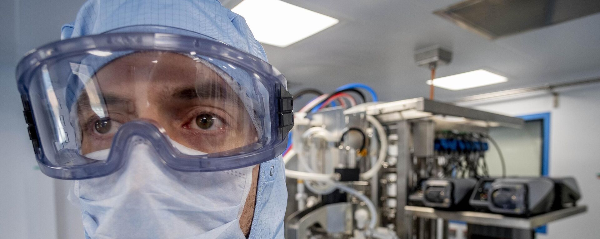 A laboratory worker simulates the workflow in a cleanroom of the BioNTech Corona vaccine production in Marburg, Germany, during a media day on Saturday, March 27, 2021.  - Sputnik Africa, 1920, 08.06.2023