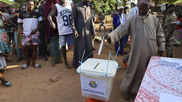 People line up to cast their ballots in Guinea-Bissau's legislative elections in Bissau, Sunday June 4, 2023.  - Sputnik Africa