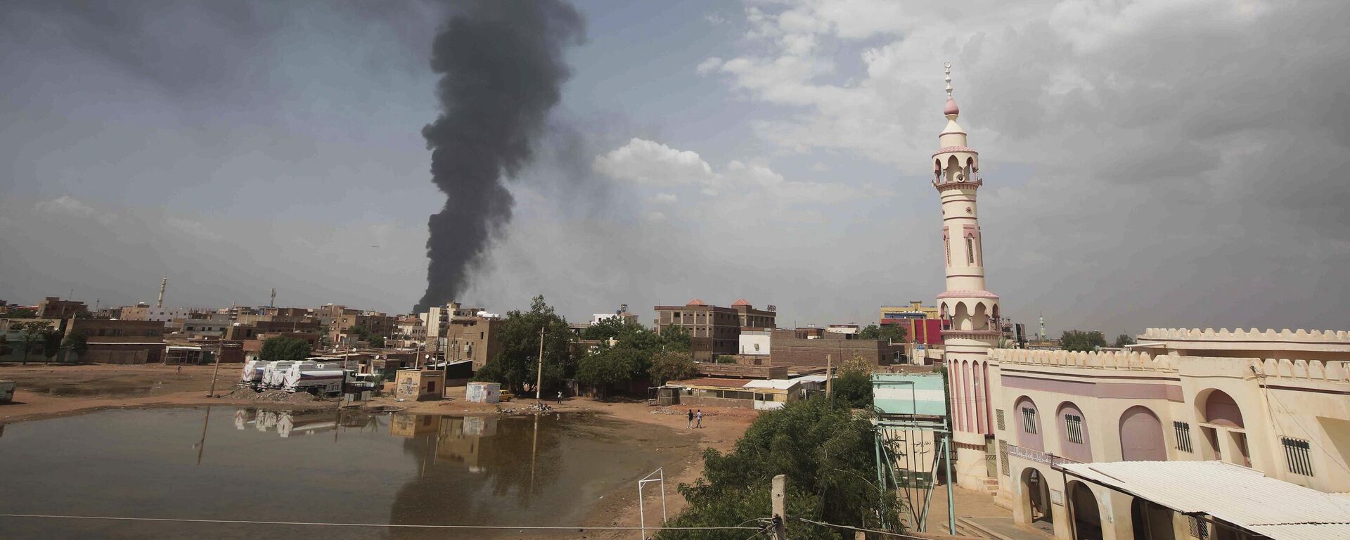 Smoke rises over Khartoum, Sudan, Thursday, June 8, 2023, as fighting between the Sudanese army and paramilitary Rapid Support Forces continues. - Sputnik Africa, 1920, 09.06.2023