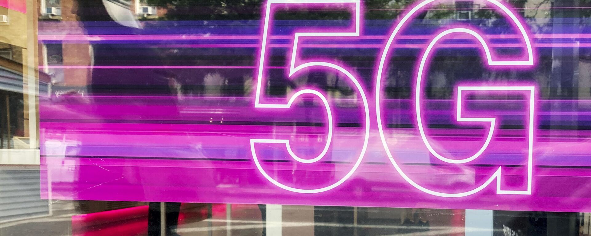 A man walks past an advertisement for 5G cellular phone service in the window of a T-Mobile store in New York City on Tuesday, September 21, 2021.  - Sputnik Africa, 1920, 10.06.2023