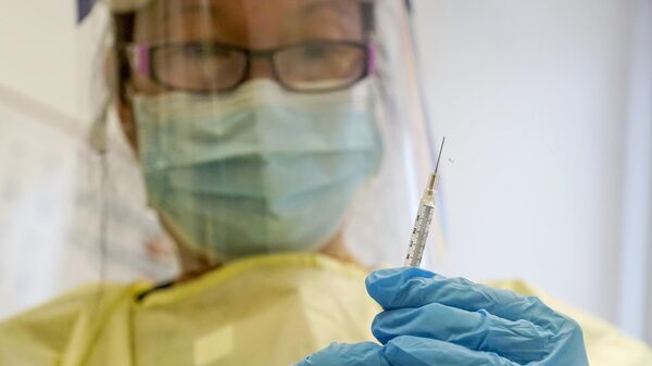 A physician assistant prepares a syringe with the Mpox vaccine for a patient at a vaccination clinic in New York on Friday, Aug. 19, 2022. - Sputnik Africa