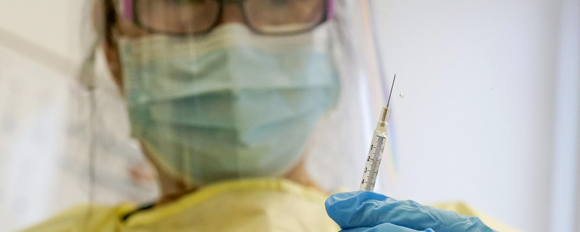 A physician assistant prepares a syringe with the Mpox vaccine for a patient at a vaccination clinic in New York on Friday, Aug. 19, 2022. - Sputnik Africa, 1920, 06.07.2023