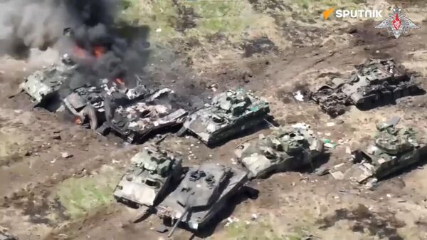 Des images de véhicules blindés de l'armée ukrainienne détruits, dont des chars allemands Leopard et des BMP américains Bradley - Sputnik Afrique