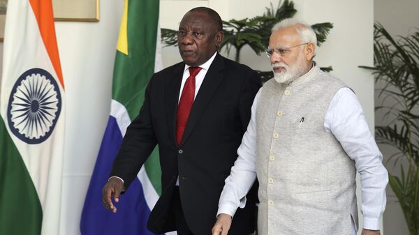 Indian Prime Minister Narendra Modi, right, with South African President Cyril Ramaphosa, arrive for a delegation level meeting in New Delhi, India, Friday - Sputnik Africa