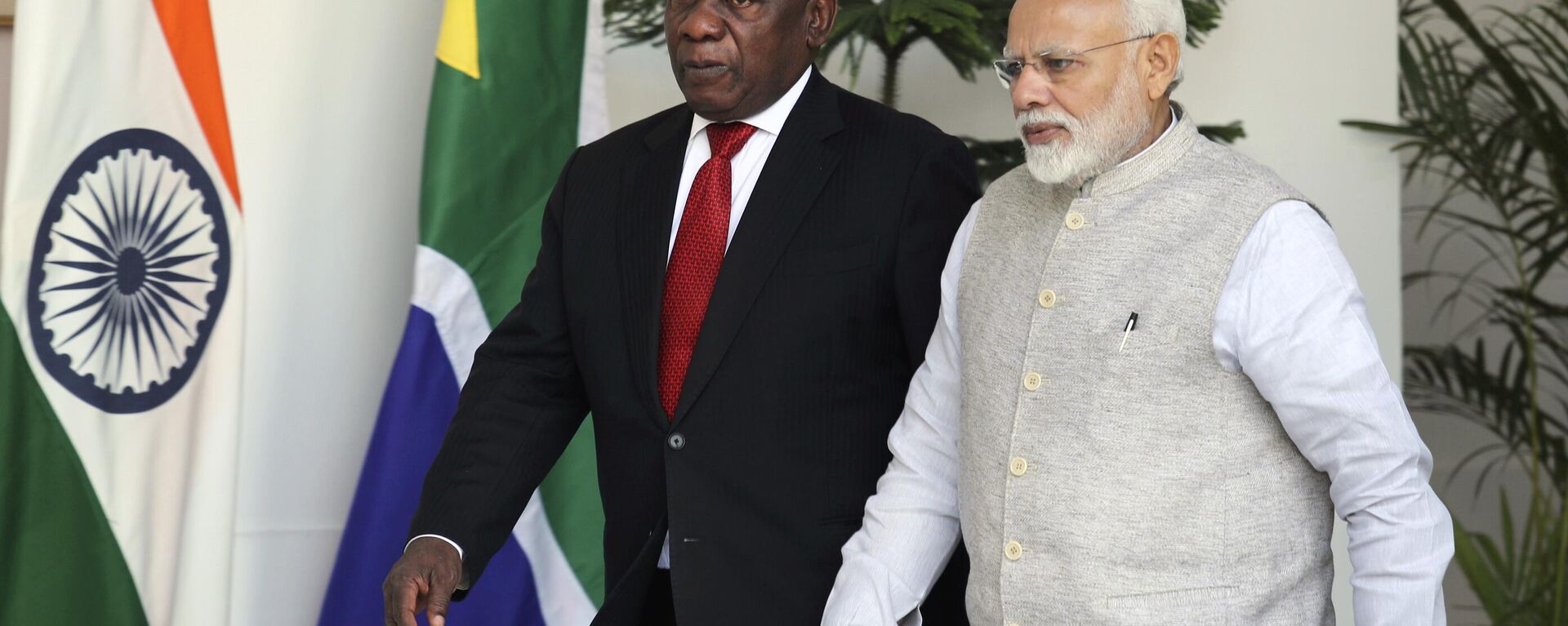 Indian Prime Minister Narendra Modi, right, with South African President Cyril Ramaphosa, arrive for a delegation level meeting in New Delhi, India, Friday - Sputnik Africa, 1920, 11.06.2023