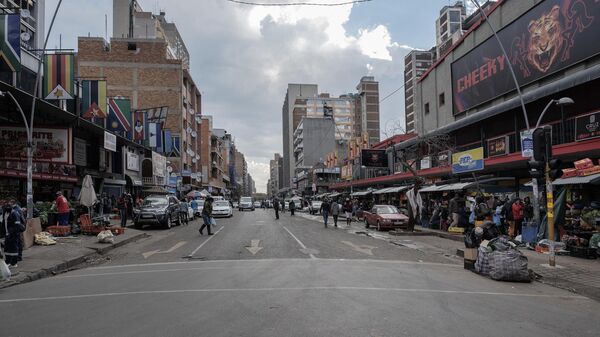 People walk in a street in Barea area, near Hillbrow, Johannesburg, on May 8, 2021. - Sputnik Afrique