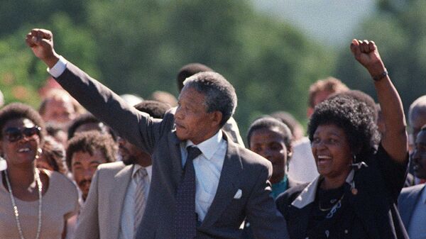 A picture taken on February 11, 1990 shows Nelson Mandela (C) and his then-wife anti-apartheid campaigner Winnie raising their fists and saluting cheering crowd upon Mandela's release from the Victor Verster prison near Paarl. - Sputnik Africa