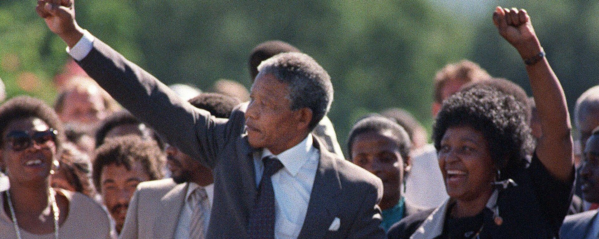 A picture taken on February 11, 1990 shows Nelson Mandela (C) and his then-wife anti-apartheid campaigner Winnie raising their fists and saluting cheering crowd upon Mandela's release from the Victor Verster prison near Paarl. - Sputnik Africa, 1920, 12.06.2023