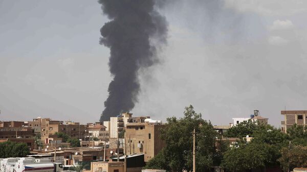 La fumée au-dessus de Khartoum, au Soudan (Photo AP) - Sputnik Afrique