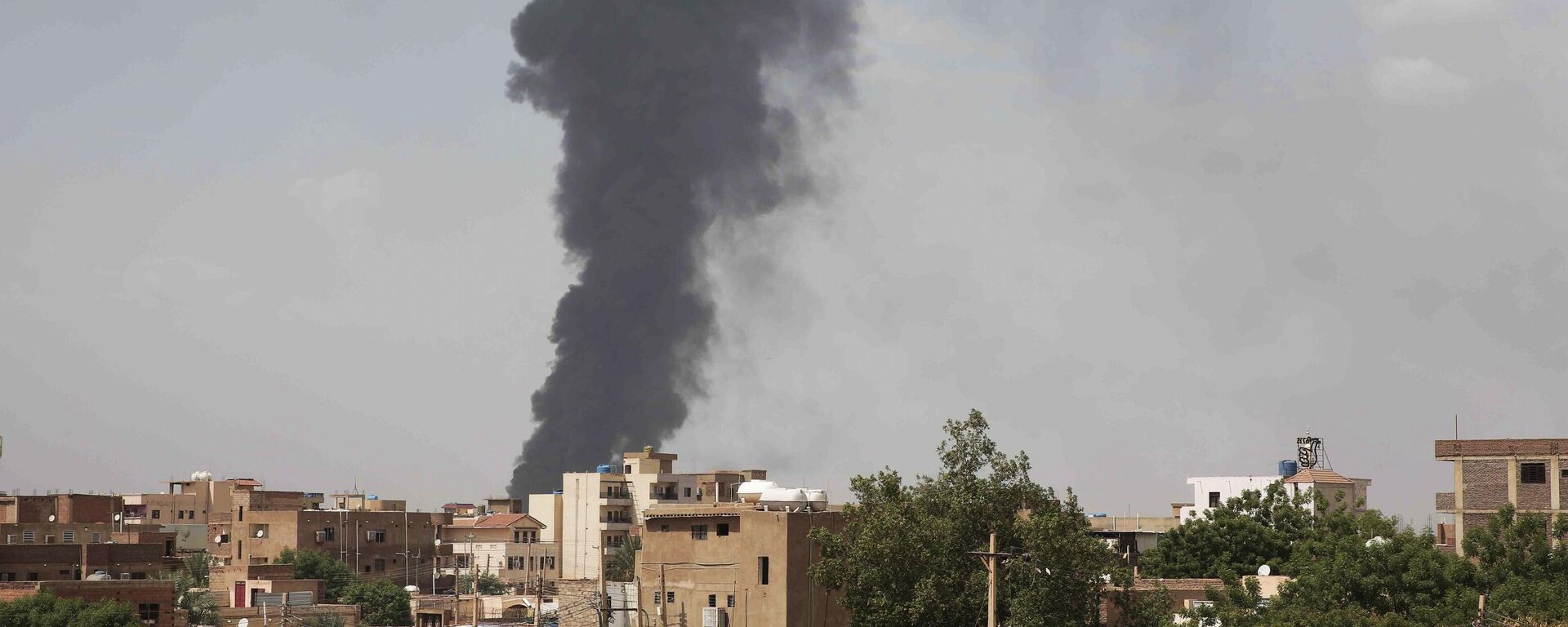 Smoke rises over Khartoum, Sudan, Thursday, June 8, 2023, as fighting between the Sudanese army and paramilitary Rapid Support Forces continues - Sputnik Africa, 1920, 11.06.2023