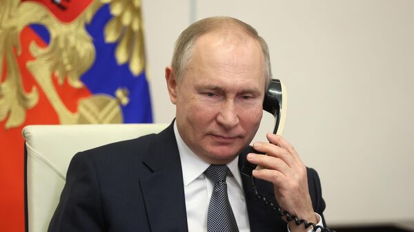 Russian President Vladimir Putin speaks on the phone - Sputnik Africa