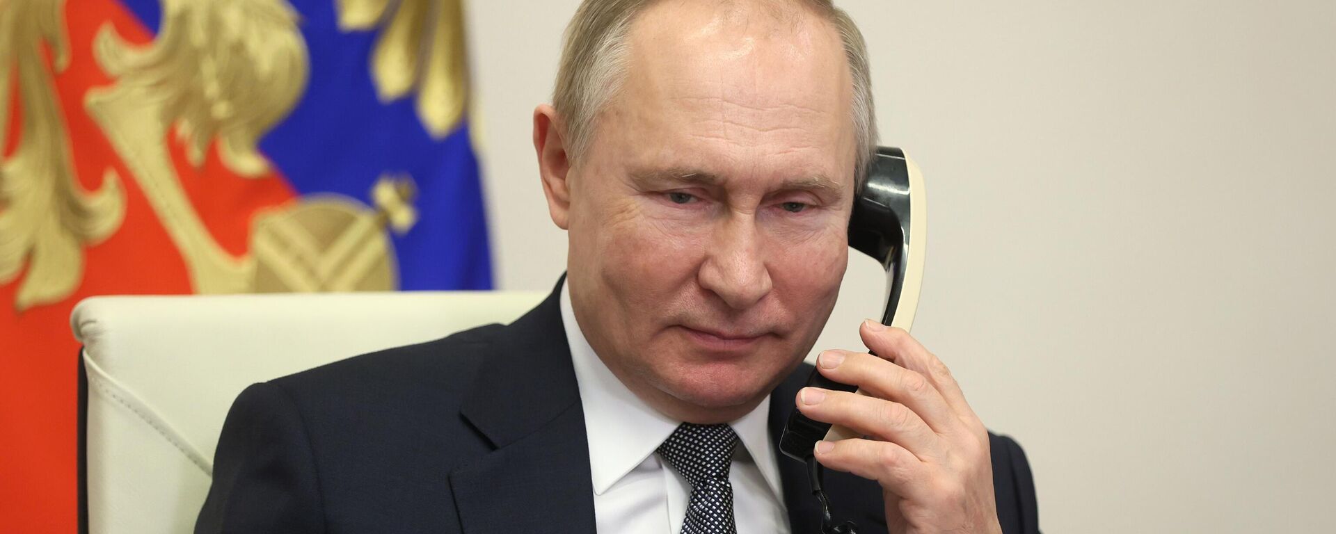 Russian President Vladimir Putin speaks on the phone - Sputnik Africa, 1920, 12.06.2023