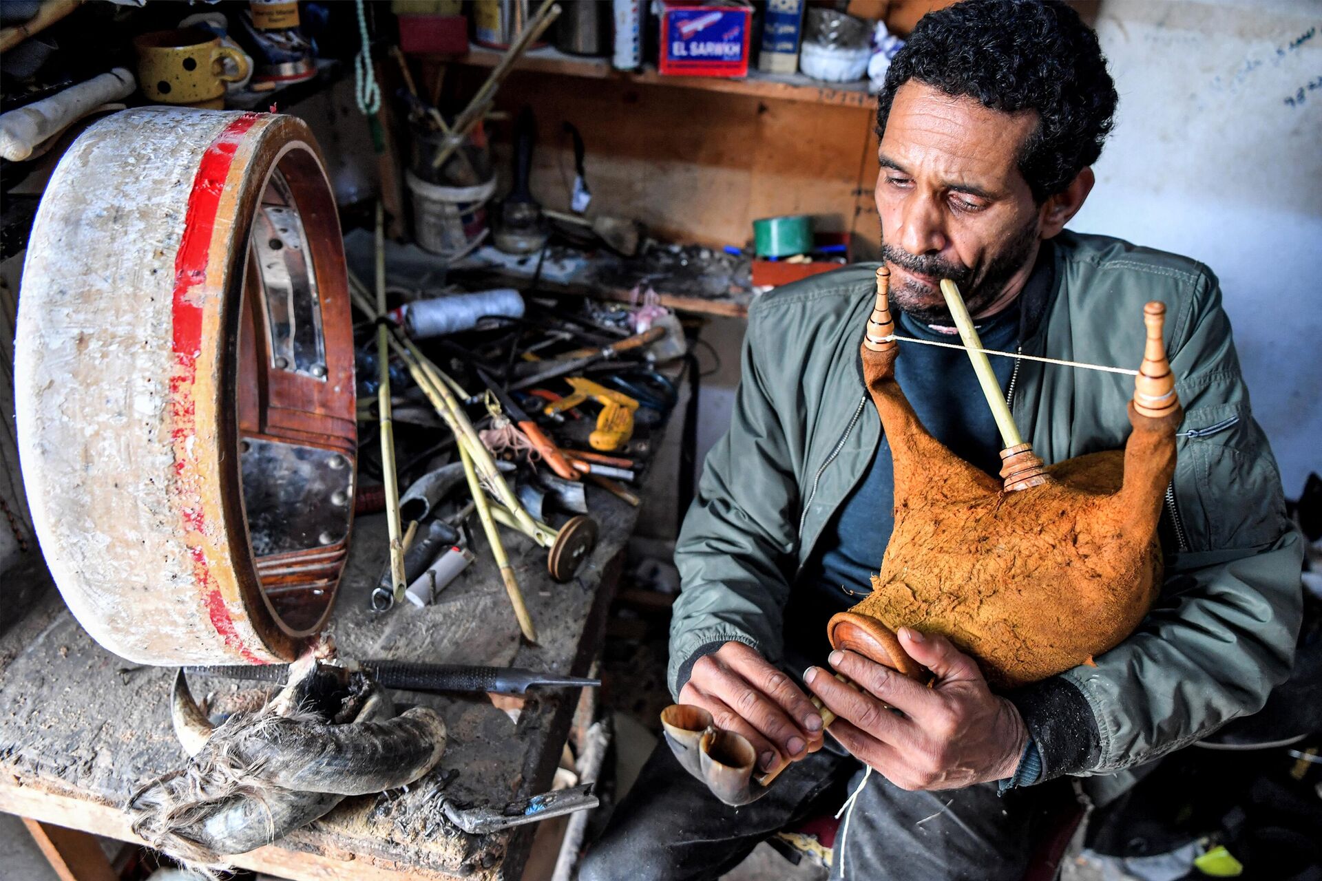 In this picture taken on May 24, 2023, Tunisian craftsman Khaled ben Khemis fabricates a mizwad instrument at a traditional workshop in the locality of Jedaida near Tunis. - Sputnik Africa, 1920, 12.06.2023