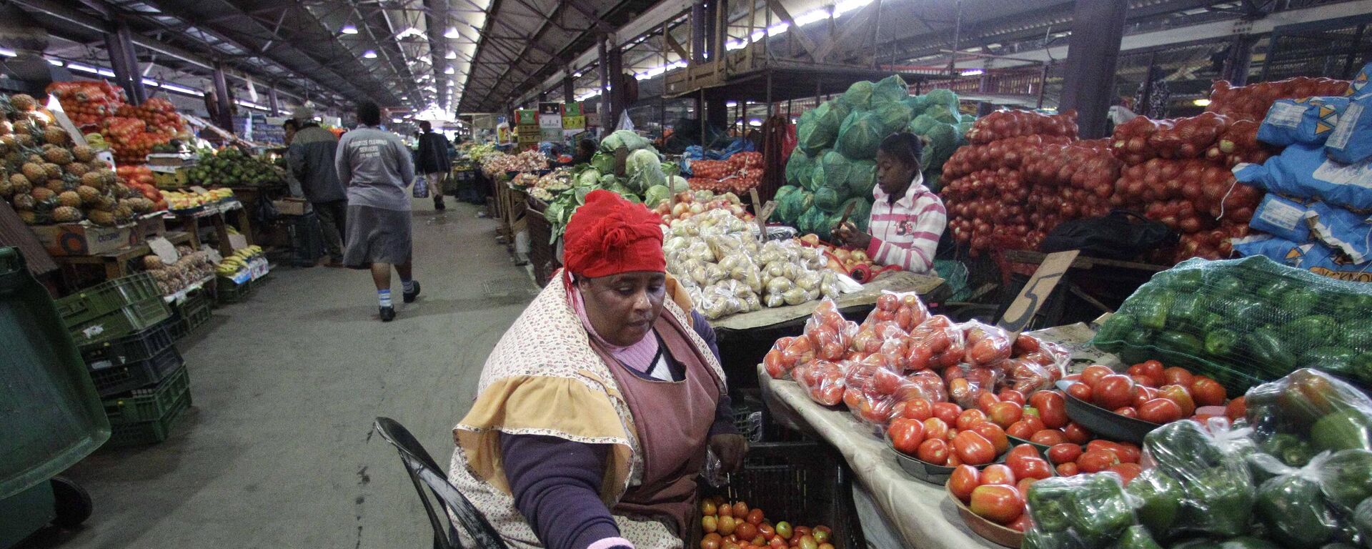 A woman sells vegetables at the early morning market Thursday, June 24, 2010, in Durban, South Africa.  - Sputnik Africa, 1920, 12.06.2023