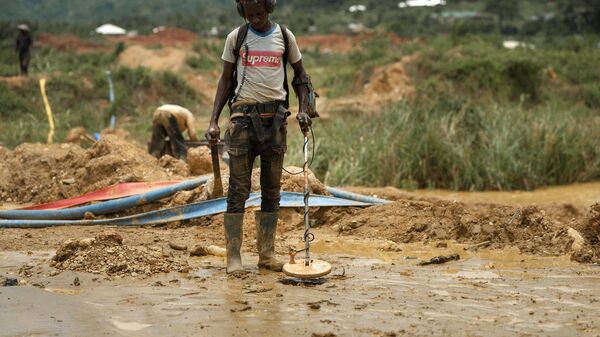 A young Galamseyer, an illegal gold panner, uses a metal detector in Kibi area on April 10, 2017.  - Sputnik Africa