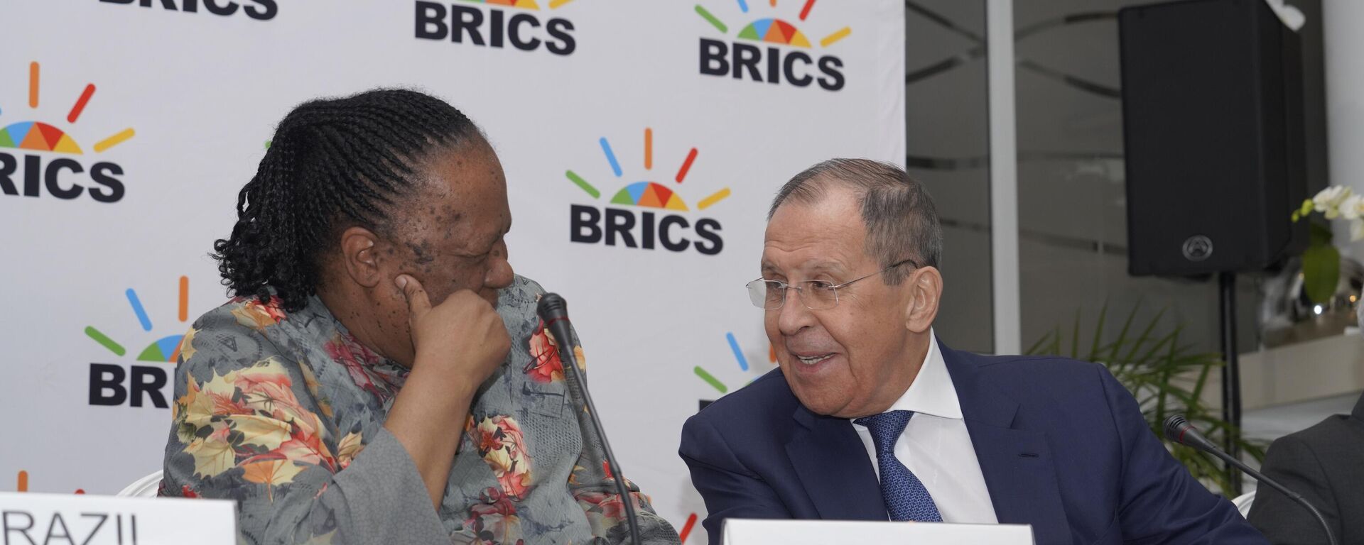 Russian Foreign Minster, Sergey Lavrov, right, and his South African counterpart, Naledi Pandor, left, at a meeting with their counterparts from the BRICS economic bloc of developing nations in Cape Town, South Africa Thursday, June 1, 2023. - Sputnik Africa, 1920, 12.06.2023