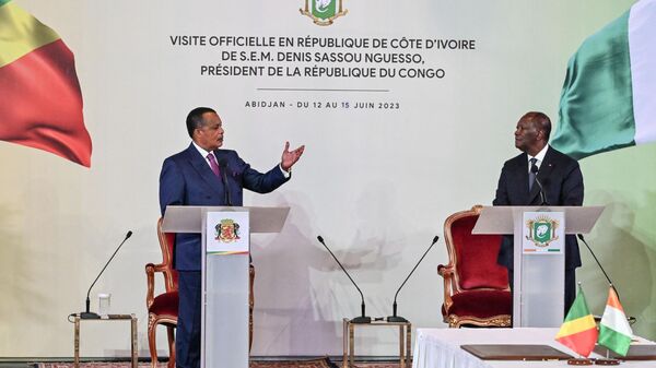 Congolese President Denis Sassou Nguesso (L) gestures as he is seen with Ivorian president Alassane Ouattara (R) during a press conference at the presidential palace in Abidjan on June 12, 202 - Sputnik Africa