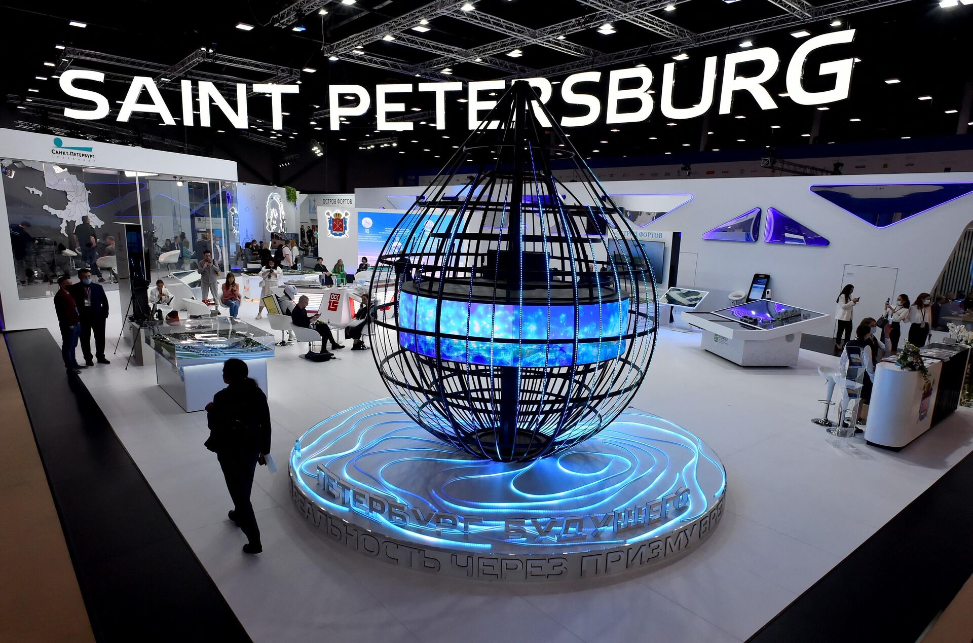 Participants visit the Saint Petersburg International Economic Forum (SPIEF), at the ExpoForum convention and exhibition centre in Saint Petersburg, on June 15, 2022. - Sputnik Africa, 1920, 31.05.2023