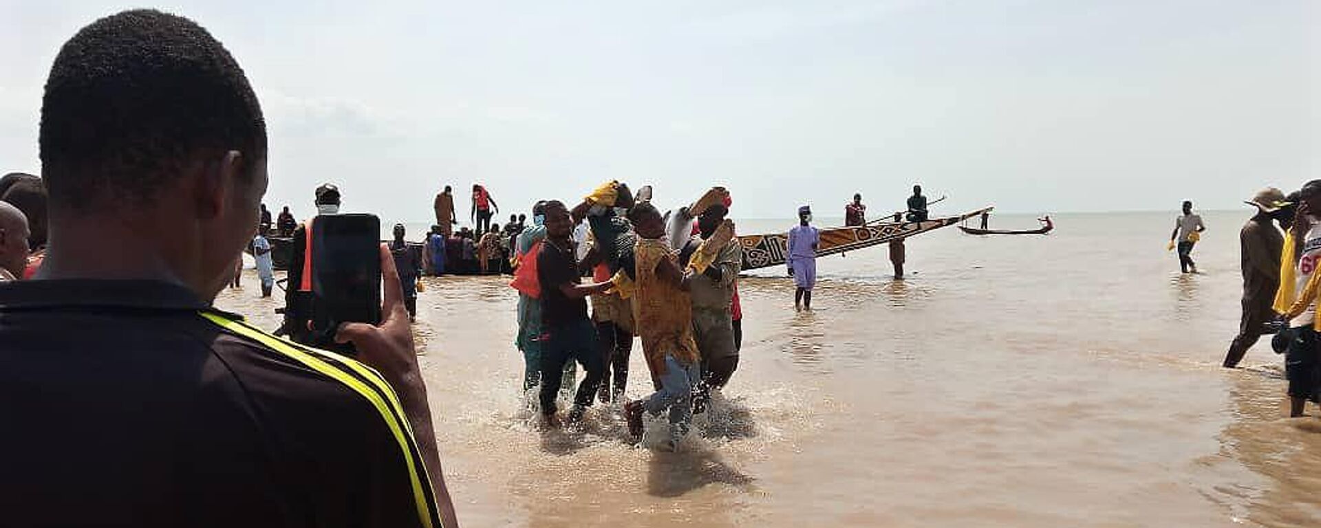 In this photo released by National Emergency Management Agency, rescued workers carry a victim of a boat accident in wara Kebbi , Nigeria, Thursday, May 27, 2021. - Sputnik Africa, 1920, 14.06.2023