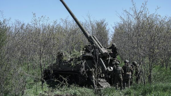 Russian servicemen prepare a Giatsint-S self-propelled howitzer before firing towards Ukrainian positions in the course of Russia's military operation in Ukraine, in Zaporozhye region territory, that has accessed Russia. - Sputnik Africa