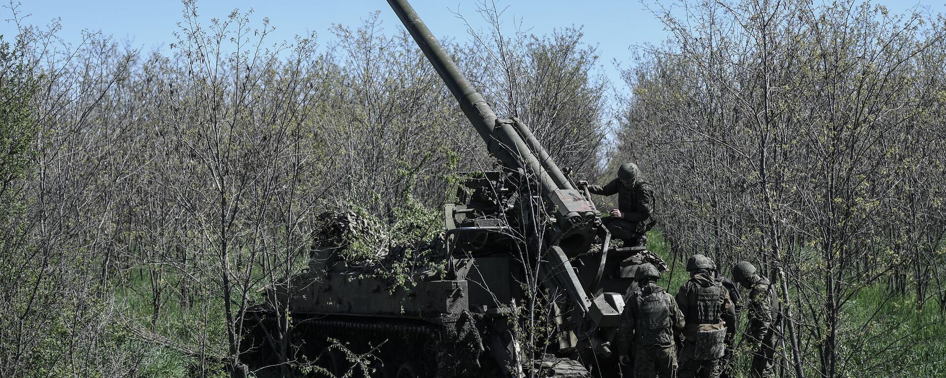 Russian servicemen prepare a Giatsint-S self-propelled howitzer before firing towards Ukrainian positions in the course of Russia's military operation in Ukraine, in Zaporozhye region territory, that has accessed Russia. - Sputnik Africa, 1920, 14.06.2023