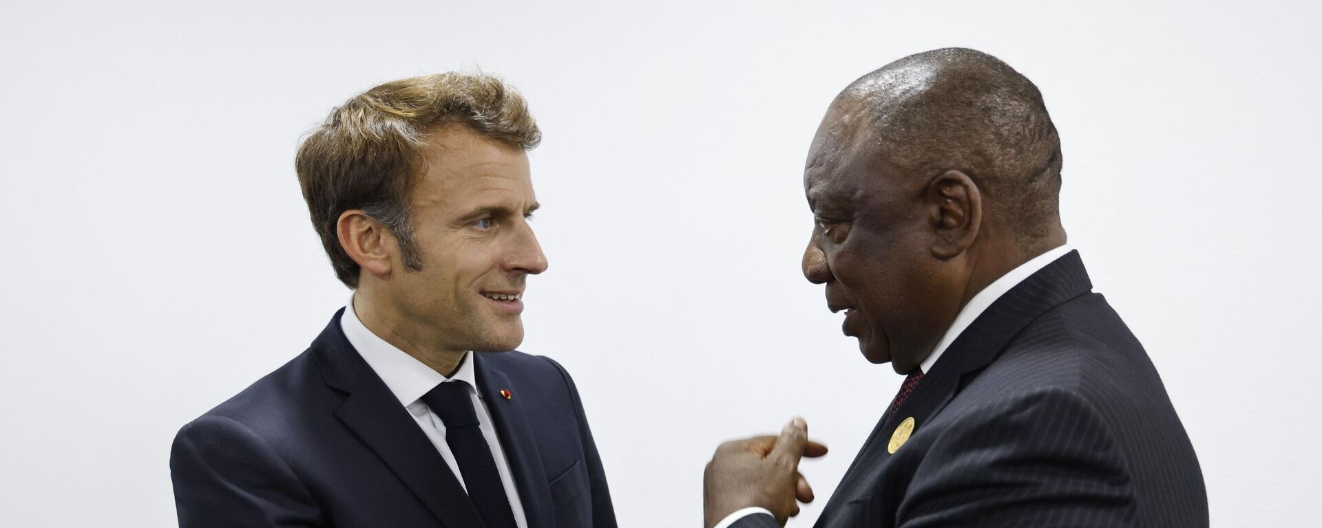 French President Emmanuel Macron meets with South African President Cyril Ramaphosa on the sidelines of the COP27 climate summit in Sharm el-Sheikh, Egypt, Monday, Nov. 7, 2022.  - Sputnik Africa, 1920, 20.06.2023