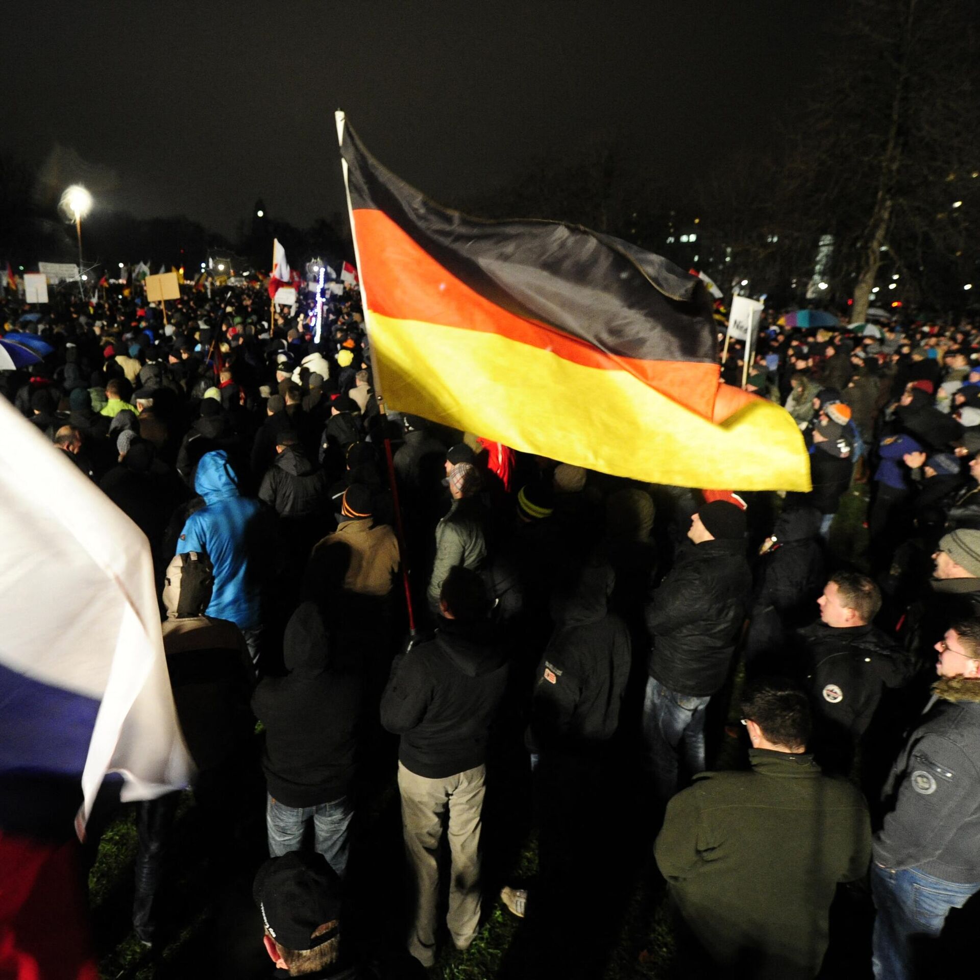 Германия про русских. Русская Германия флаг. Русские флаги на протестах в Германии. Митинги в Германии. Германия бастуют.