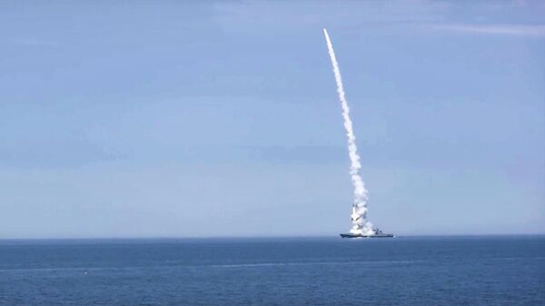  In this photo released by Russian Defense Ministry Press Service on Monday, Oct. 10, 2022, a Russian warship launches a cruise missile at a target in Ukraine.  - Sputnik Africa