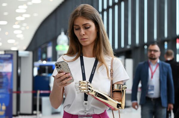 SPIEF-2023: A participant at the Expoforum Convention and Exhibition Center. - Sputnik Africa