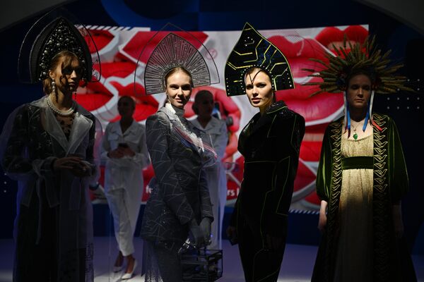 SPIEF-2023 Young ladies donning Russian national headdress, known as kokoshniks, at the stand belonging to the JSC &quot;Russian Export Center&quot; (REC). - Sputnik Africa