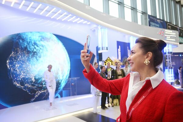 SPIEF-2023: A forum participant taking a selfie by the stand of the JSC &quot;Russian Export Center&quot; (REC). - Sputnik Africa