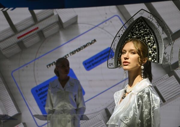 SPIEF-2023: A young lady wearing a Russian national headdress photographed by the JSC &quot;Russian Export Center&quot; (REC) exhibition stand. - Sputnik Africa