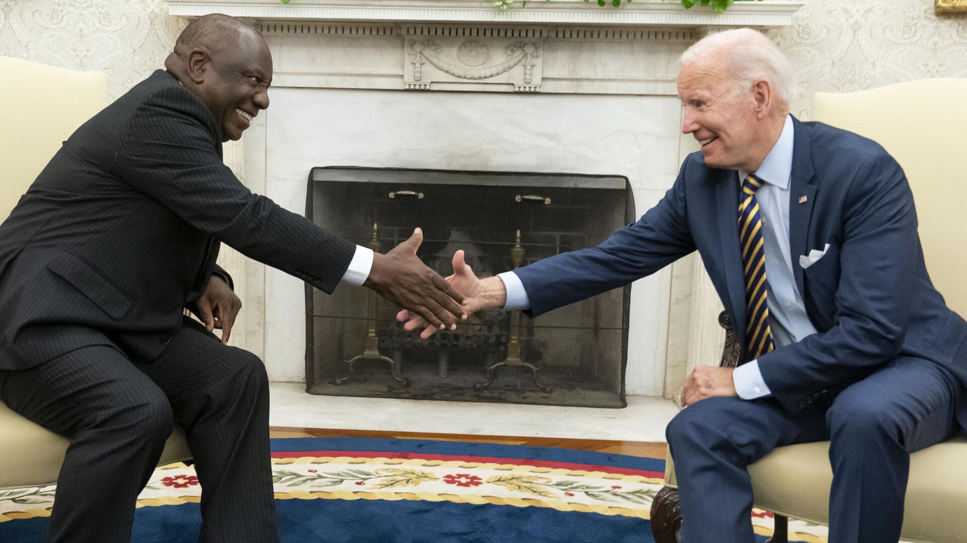 President Joe Biden shakes hands with South African President Cyril Ramaphosa in the Oval Office of the White House, Friday, Sept. 16, 2022, in Washington.  - Sputnik Africa, 1920, 14.06.2023