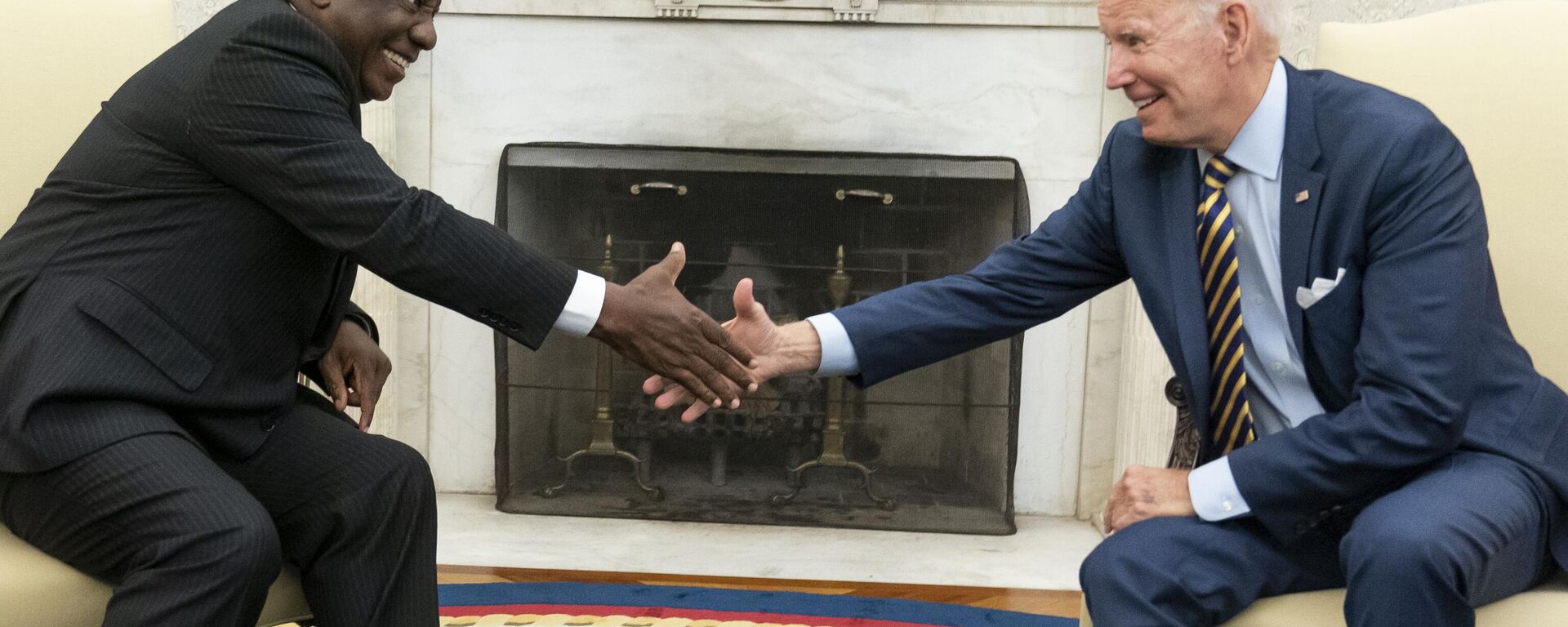 President Joe Biden shakes hands with South African President Cyril Ramaphosa in the Oval Office of the White House, Friday, Sept. 16, 2022, in Washington.  - Sputnik Africa, 1920, 14.06.2023