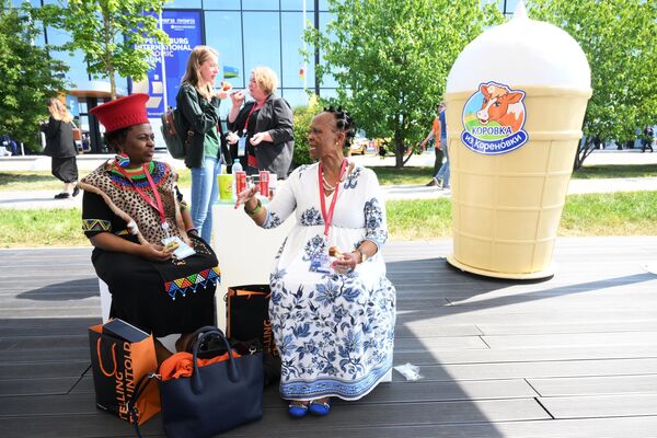 SPIEF-2023: Participants of the event at the ExpoForum Convention and Exhibition Center. - Sputnik Africa