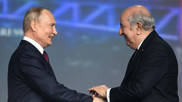 Présidents russe et algérien, Vladimir Poutine et Abdelmadjid Tebboune, le 16 juin 2023 lors de la session plénière du Forum économique international de Saint-Pétersbourg - Sputnik Afrique