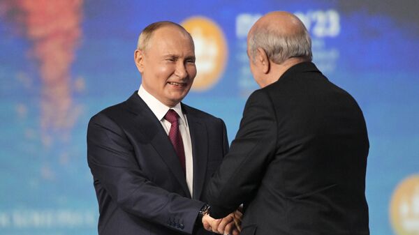 Vladimir Poutine et Abdelmadjid Tebboune au Forum économique de Saint-Pétersbourg, le 16 juin 2023 - Sputnik Afrique