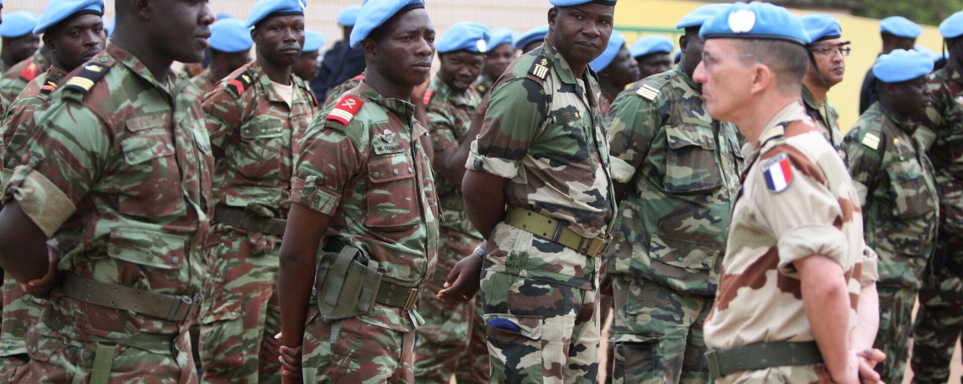 A French soldier stands alongside African troops who helped France take back Mali's north earlier this year, as they participate in a ceremony formally transforming the force into a United Nations peacekeeping mission, in Bamako, Mali, Monday, July 1, 2013.  - Sputnik Africa, 1920, 17.06.2023