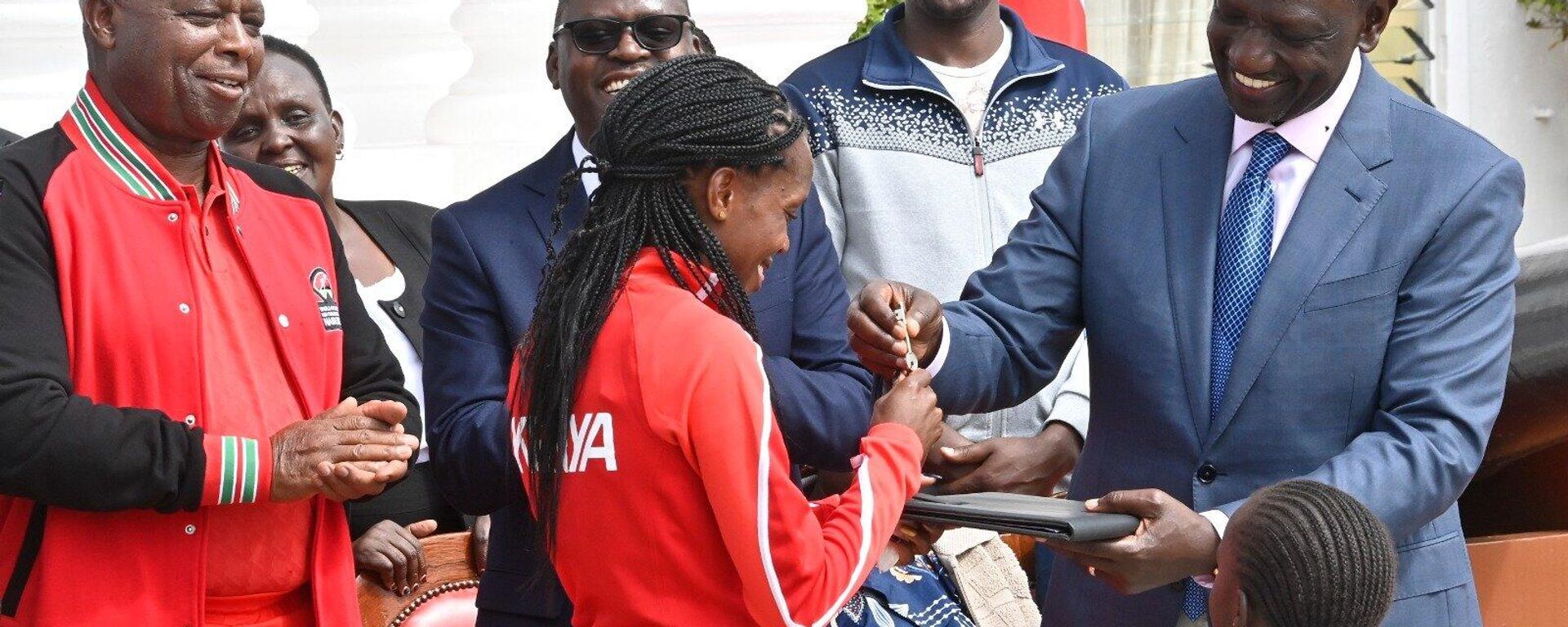 Kenyan President William Ruto presents the keys to a new home to runner Faith Kipyegon - Sputnik Africa, 1920, 17.06.2023