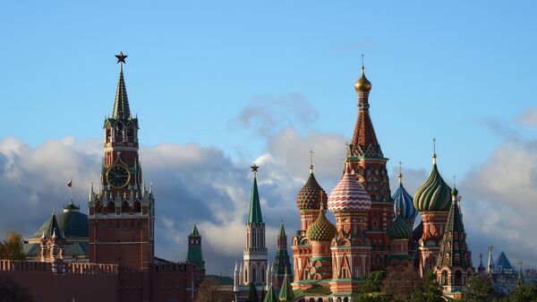 Vue sur la cathédrale Saint-Basile et de la tour Spasskaïa du Kremlin lors d'une journée d'automne ensoleillée, Moscou, Russie. - Sputnik Afrique