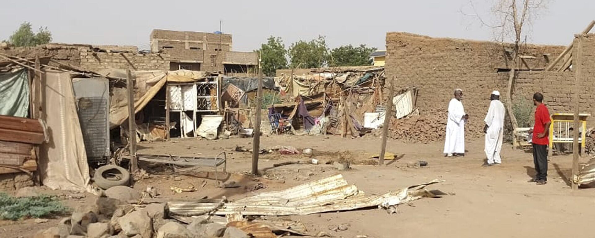 People check the rubble of their destroyed home after strikes at Allamat district in Khartoum, Sudan, Thursday, June 1, 2023. The White House says it's imposing sanctions against key defense companies and people who “perpetuate violence” in Sudan as the warring sides fail to abide by a cease-fire agreement in the northeastern African nation.  - Sputnik Africa, 1920, 18.06.2023