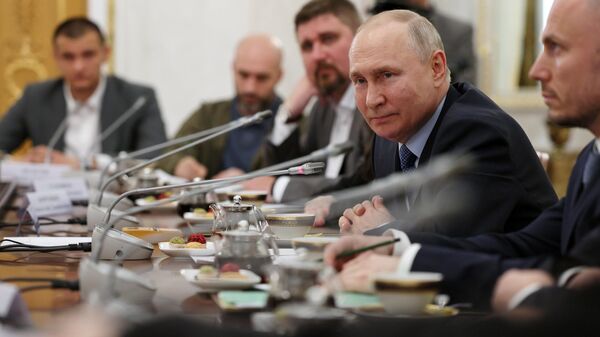 Russian President Vladimir Putin holds a meeting with military correspondents in the Kremlin on June 12, 2023.  - Sputnik Africa