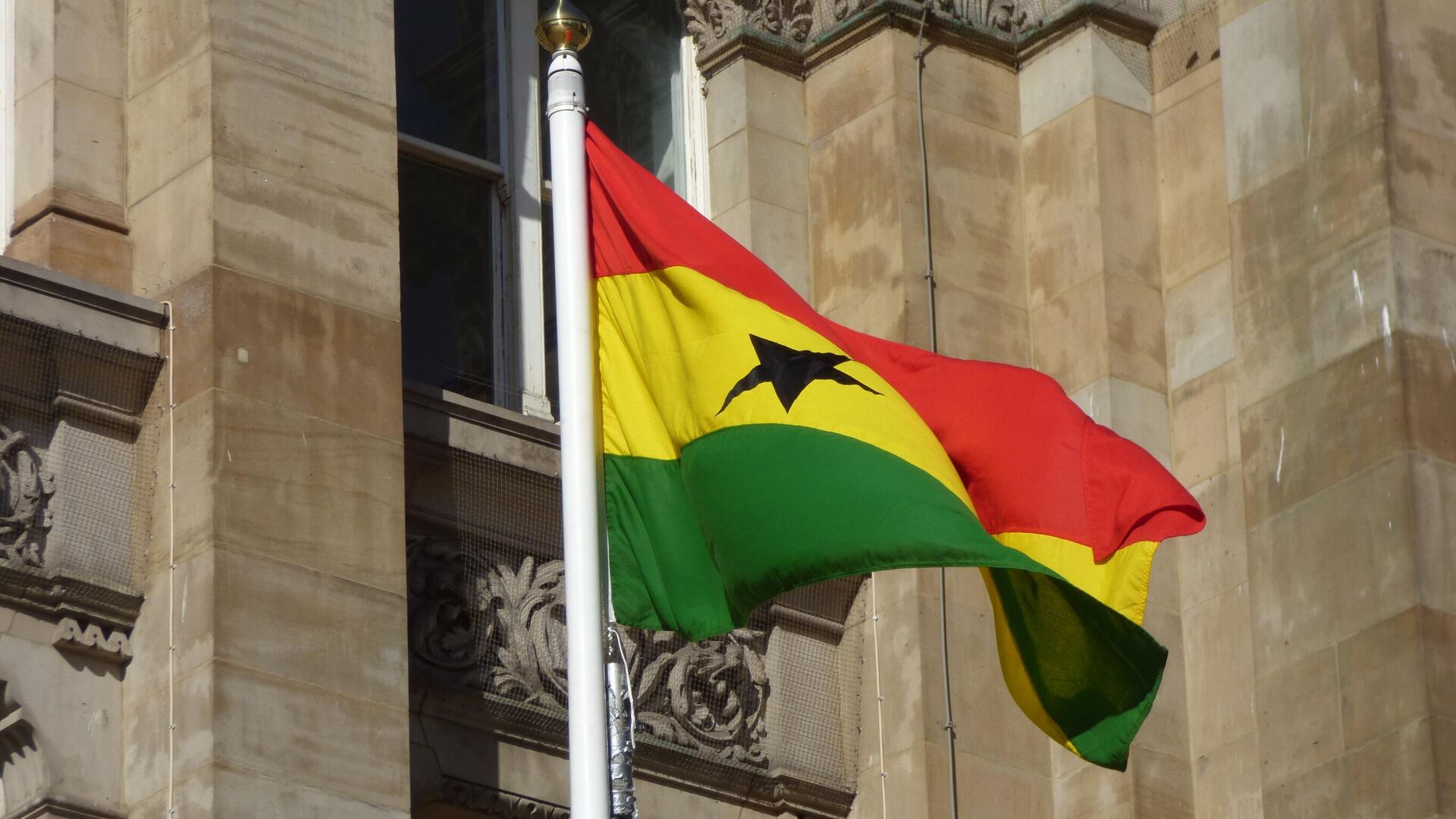 Ghana flag - Birmingham Council House, Victoria Square - Sputnik Africa, 1920, 04.11.2023